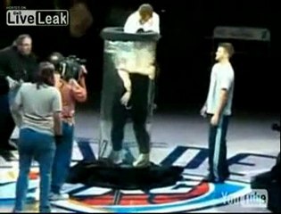 Un prestidigitatrice manque de se noyer pendant son numéro