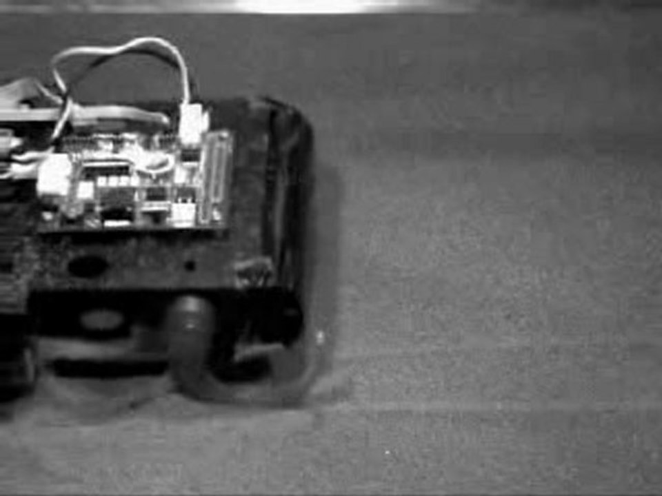 Un robot qui apprend à marcher dans le sable