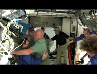 Station spatiale : le 'hug' en apesanteur