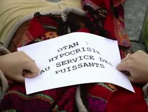 Collectif simulant les victimes de l'Otan