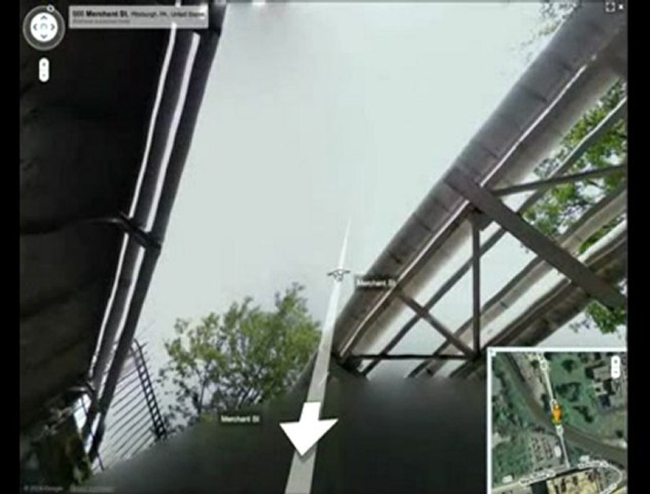 Une voiture Google Street View passe sous un pont trop bas
