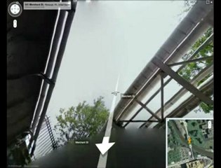 Une voiture Google Street View passe sous un pont trop bas