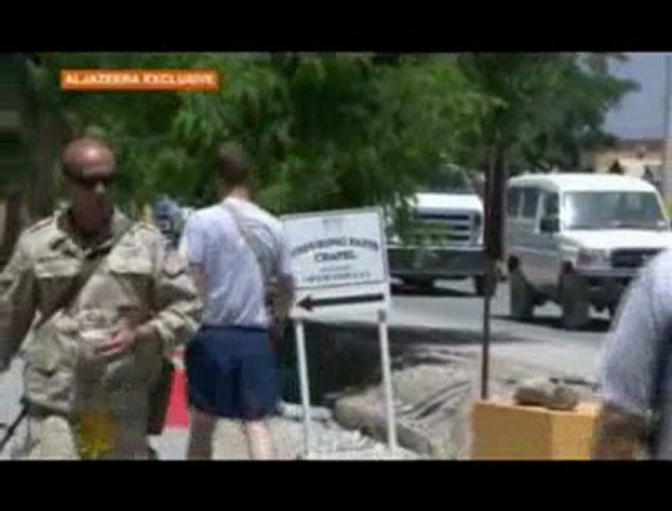 Des soldats américaines offrent des bibles aux Afghans