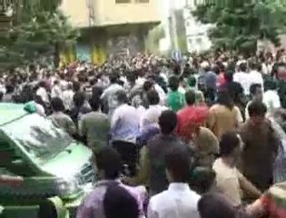 Des motards iraniens foncent sur des manifestants