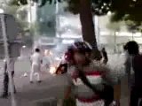 Iran : des manifestants brûlent une voiture de police