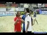 Eric Cantona gifle un entraîneur de beach soccer