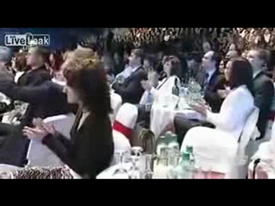 Chute d'un présentateur tchèque lors d'un concours de Miss