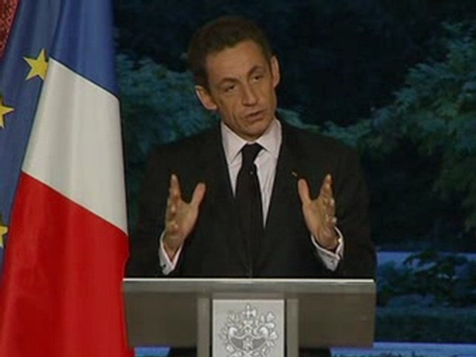 Outremer: Nicolas Sarkozy présente un catalogue de mesures