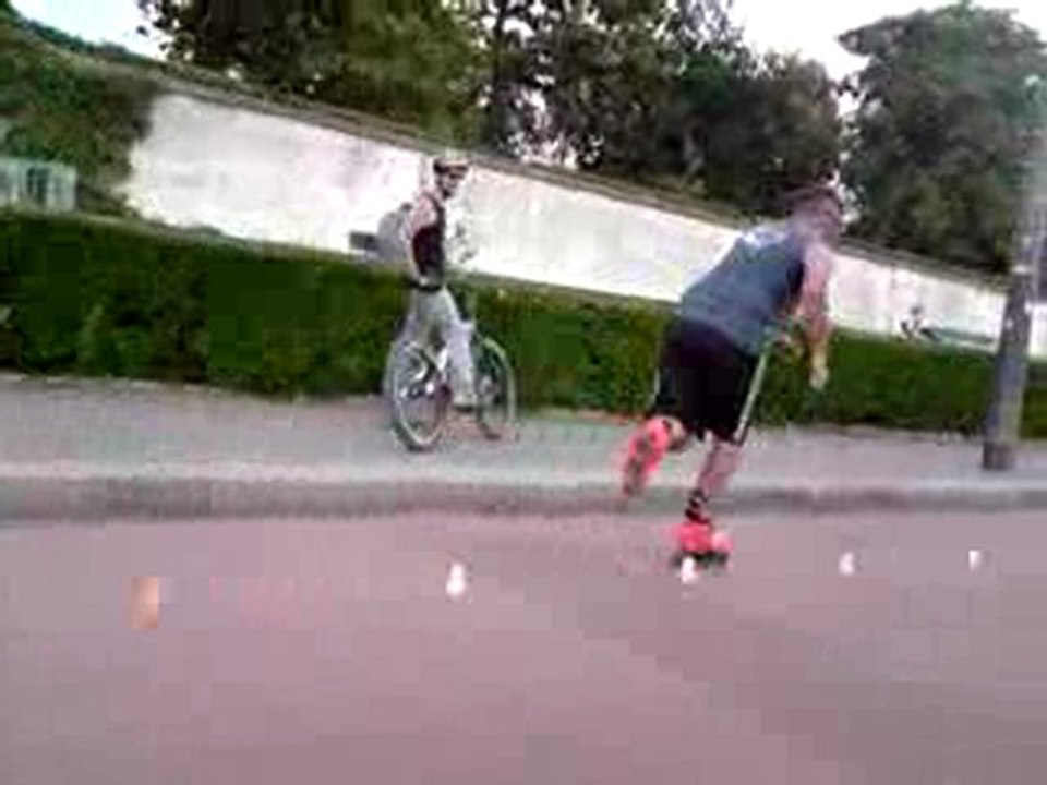 Speed slalom roller dans la descente du Trocadéro