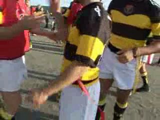 Prisonniers et rugbymen pro font équipe en prison