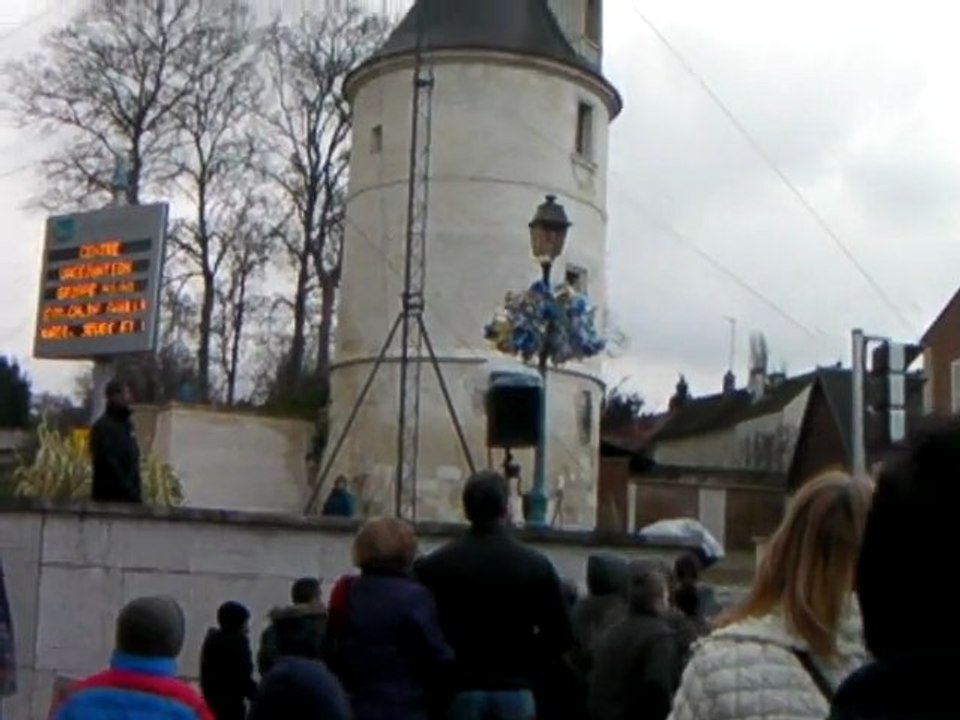 Méru : marché de Noël avec le père Noël funambule