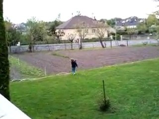 YANN ET KILIAN JOUE A LA BALLE AVEC PAPY