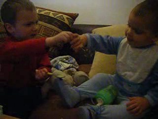 Maxime donne a manger a Romain