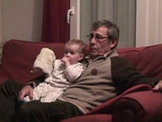 petite louise écoute la musique