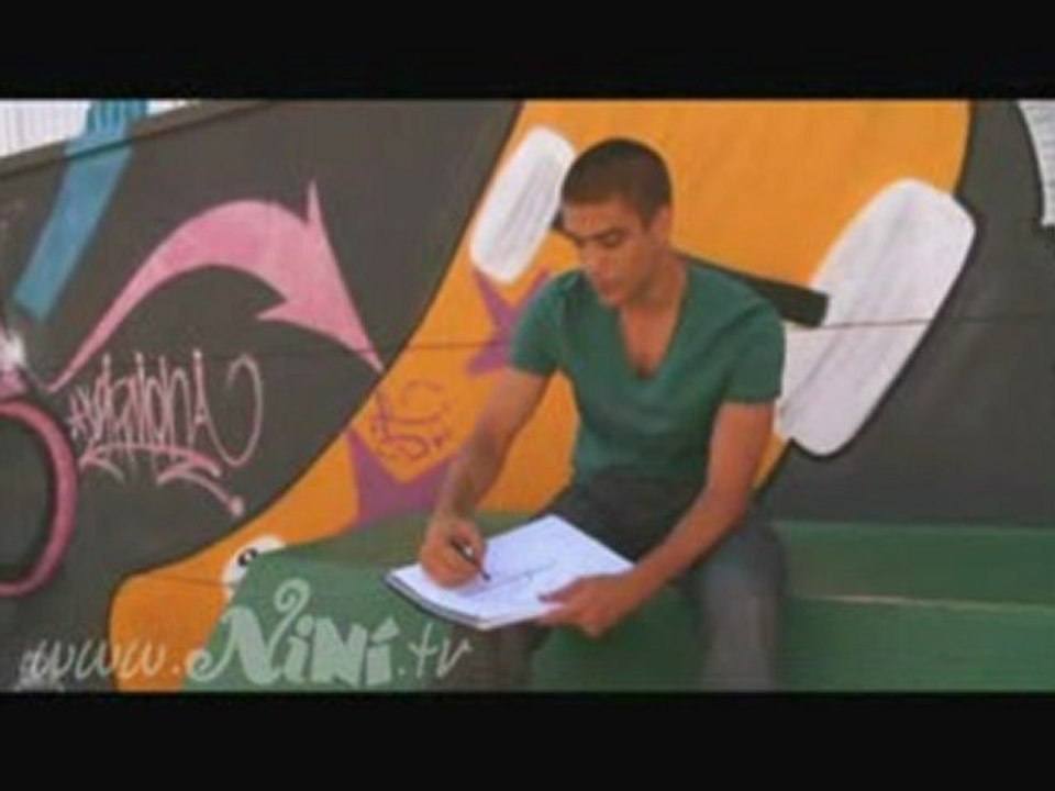 MARTÍN NOS ENSEÑA A DIBUJAR EN LOS TALLERES DE LA PLAZA