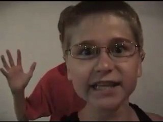 Deux petits gogols dancent sur du Crazy Frog