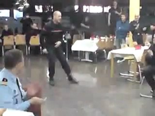 Un pompier fait son show à la Michael Jackson  !!! lol