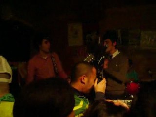 Découvrez qui est 'Her Lillies' - Vidéo exclusive de février 2009 🌸