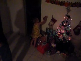 Elora arrive à la maison...