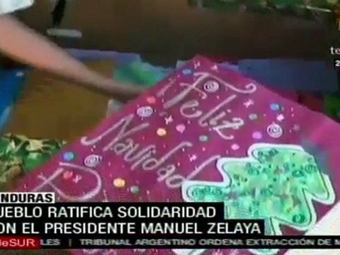 Jovenes hondureños entregan cartas navideñas a Manuel Zelaya