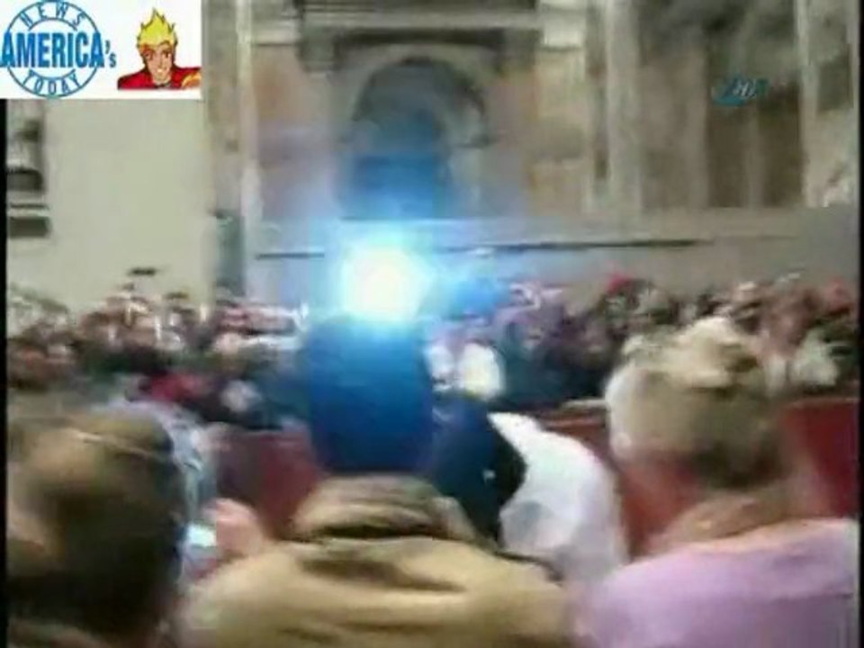 Papa'yı Ayinde İtip Düşürdüler