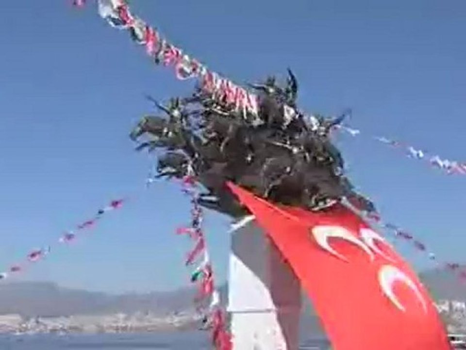 Mustafa Yıldızdoğan kol kola gençler