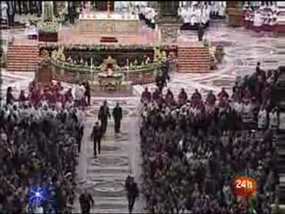 El Papa cae atacado por desequilibrada.