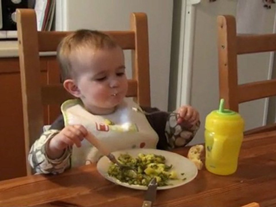 petite louise mange toute seule