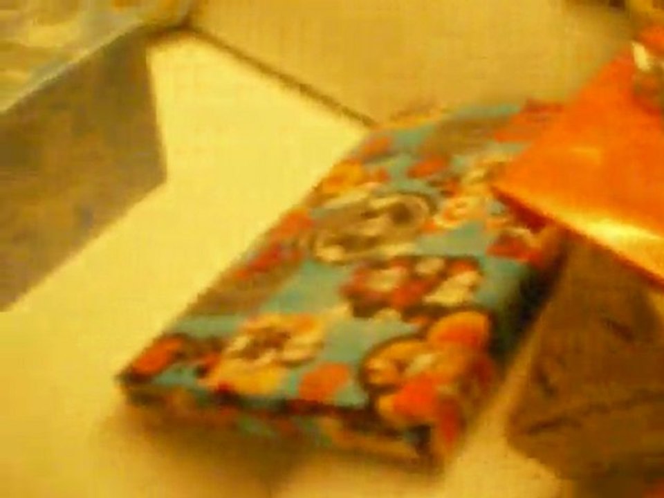 Emma qui découvre les cadeaux du Papa NOël !!!