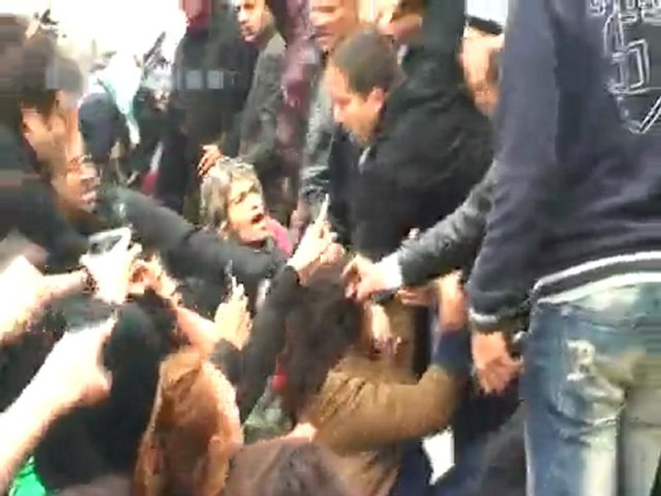 la police egypienne a frappé des militants de la paix...
