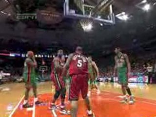 NBA Quentin Richardson makes a strong drive to the hoop for