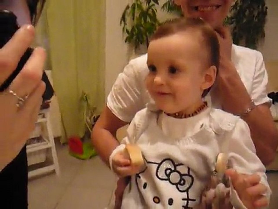 bébé joue avec l'iPhone suite 1