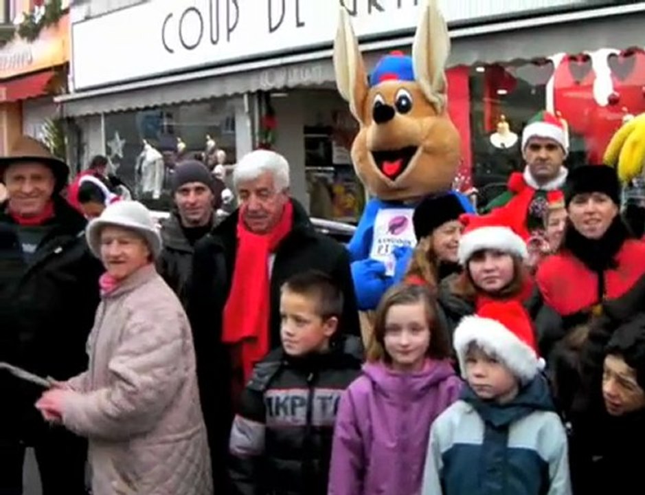 Un Père Noël et de drôles de mascottes !