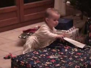 petite louise ouvre ses cadeaux