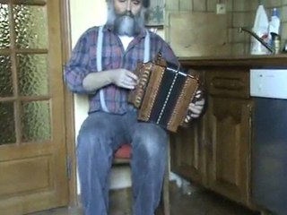 gilles poutoux joue une jig au mélodéon en ré le26 12 09 001