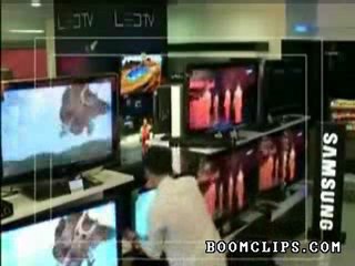 Gar essaye de voler une télé Plasma