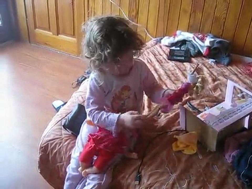 Louloute avec ses poupées