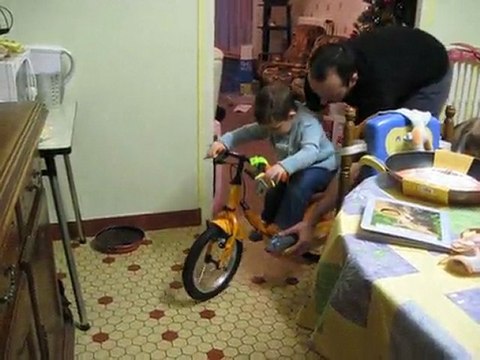 noa vient d'avoir son vélo!!