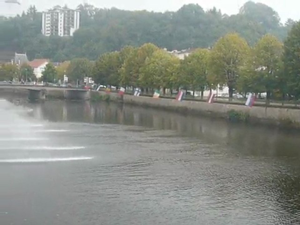 v03- Drapeaux de chaque côté de la rive
