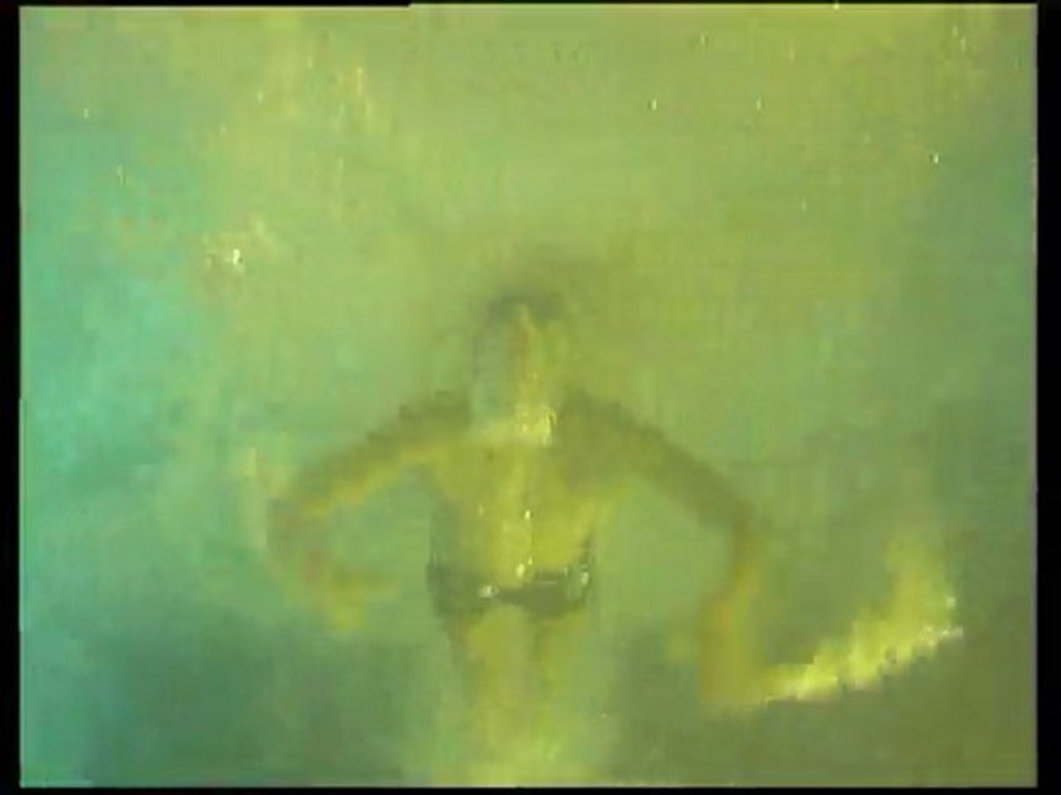 Joël im Schwimm-Kanal (Schmetterling)