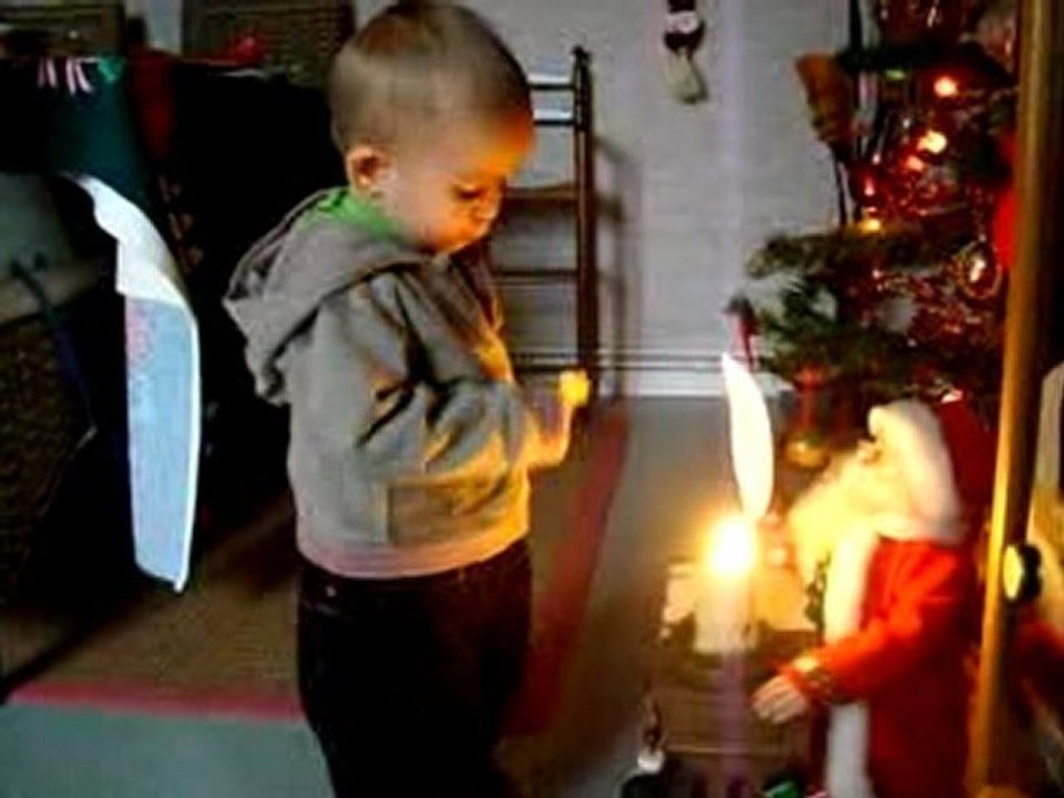 Joan qui danse dev. le père Noel