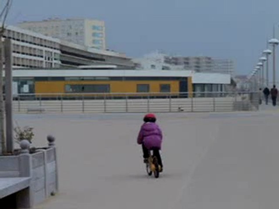 Clara fait du vélo sans roulette !!!
