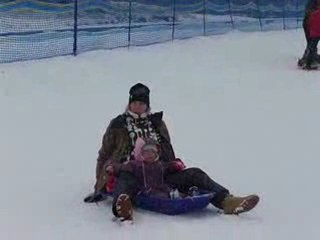 Charlotte et Tiiite font de la luge