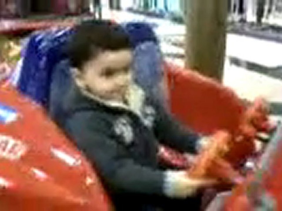 ILYAS ARABA SURERKERKEN MIGROS PARKTA