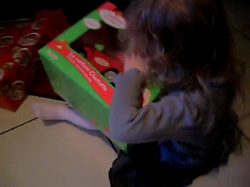noel 2009 marie decouvre ses cadeaux