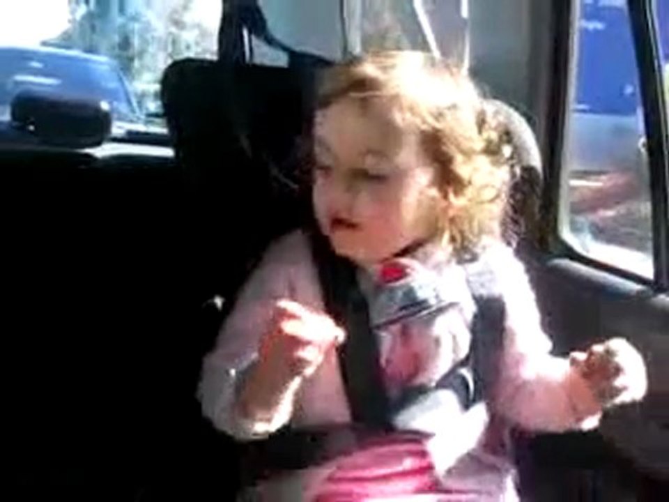 Une petite fille chante "Heal the World" de Michael Jackson