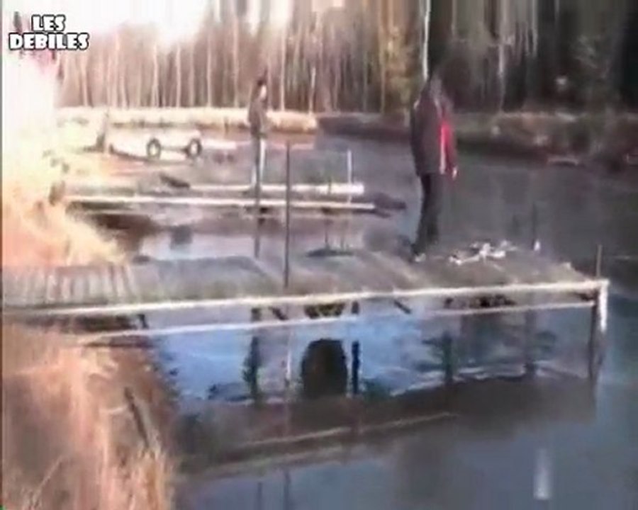 Gros abruti saute sur un lac gelee