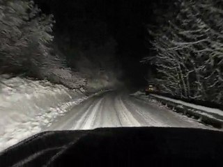 Toyota HJ61 sur une route enneigée du Massif de l'Oisans