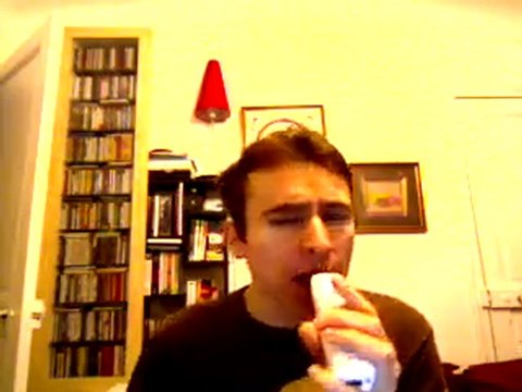 Wiwi égratigne Elle pleure