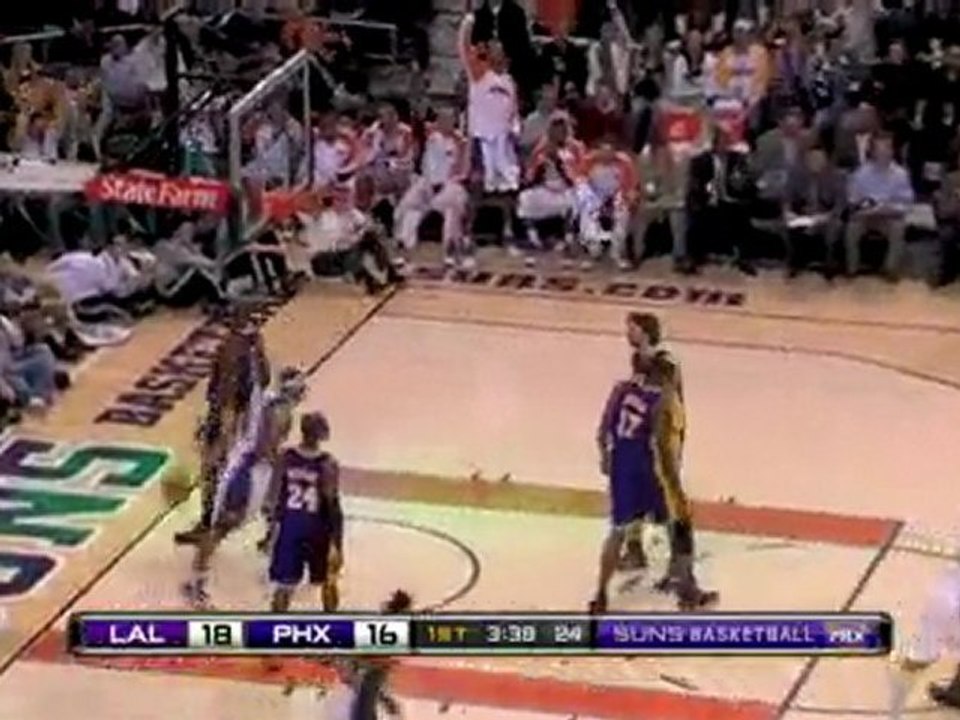 NBA Steve Nash throws a beautiful cross-court bounce pass to